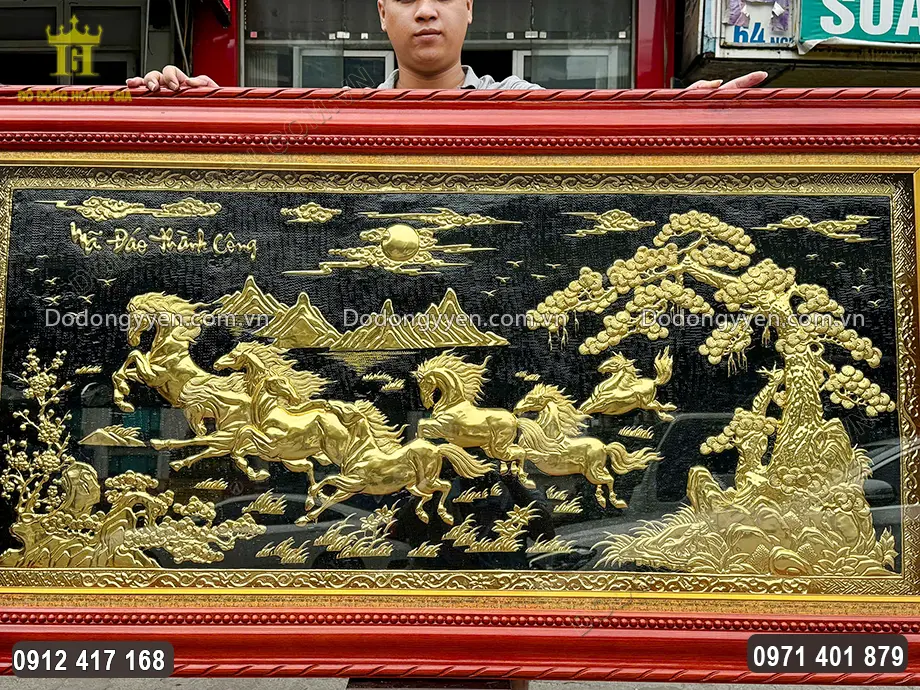 H&igrave;nh ảnh t&aacute;m con ngựa được chạm th&uacute;c nổi sắc n&eacute;t ở trung t&acirc;m bức tranh